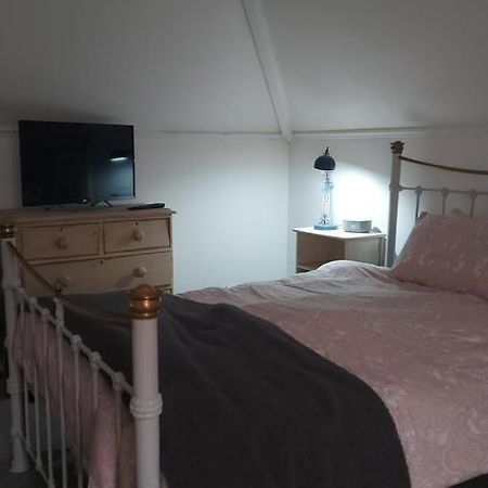 Homestay Poole Bagian luar foto