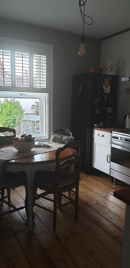Homestay Poole Bagian luar foto