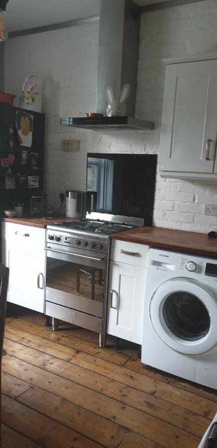 Homestay Poole Bagian luar foto